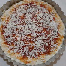 Beri topping pasta tomat dan keju parut.