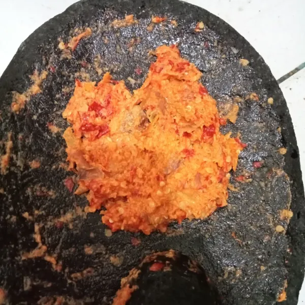 Haluskan bumbunya