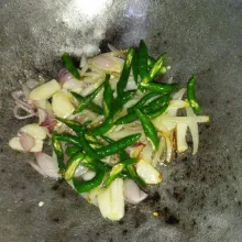 Panaskan sedikit minyak goreng, tumis bawang merah, bawang putih dan bawang bombay hingga harum, lalu masukkan cabe ijo, aduk rata, masak hingga cabe layu.