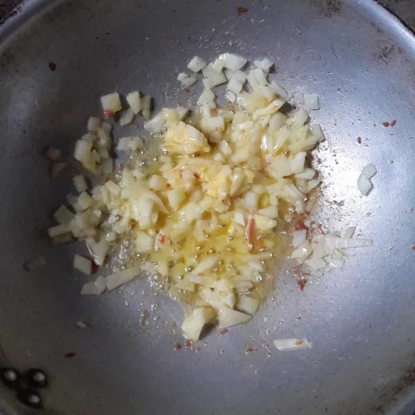 Tumis bawang bombay dengan margarin hingga harum dan matang.