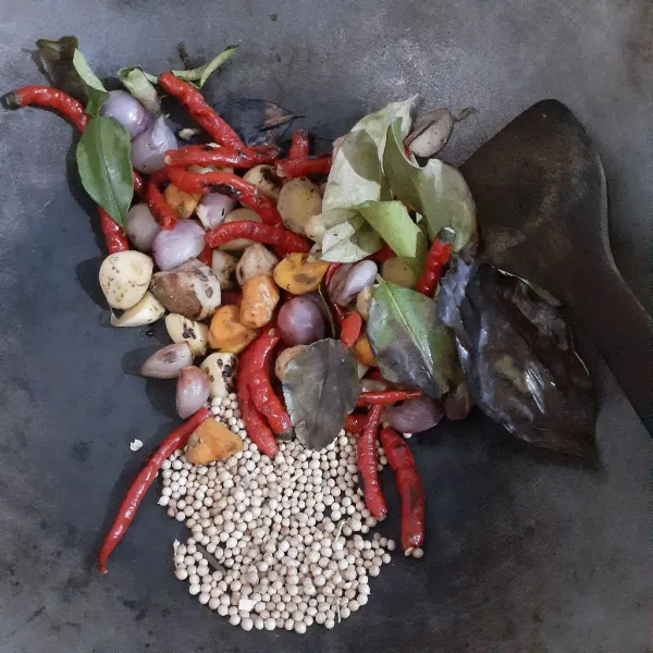Sangrai cabe merah, bawang merah, bawang putih, ketumbar, kunyit, jahe, lengkuas, kemiri, daun jeruk purut, daun salam dengan api sedang cenderung kecil hingga layu. Lalu blender halus bersama daun jeruk purut serta daun salamnya.