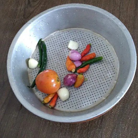Cuci bersih cabe, bawang putih, bawang merah, dan tomat.