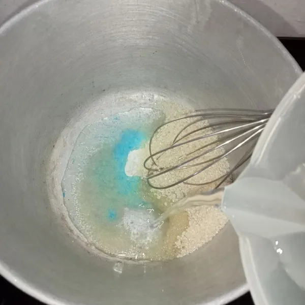 Masukkan bubuk jelly, gula dan air ke dalam panci.