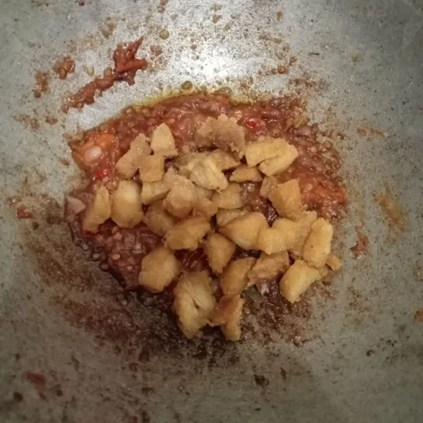 Masukkan ikan jambalnya dan aduk rata. Angkat dan siap disajikan.