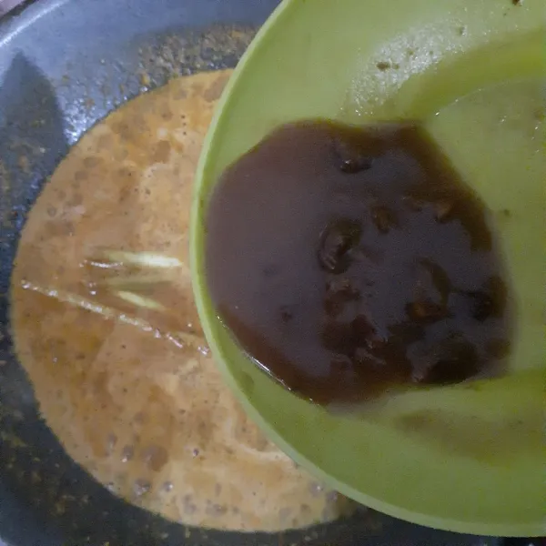 Tuangkan larutan assm jawa, aduk rata.