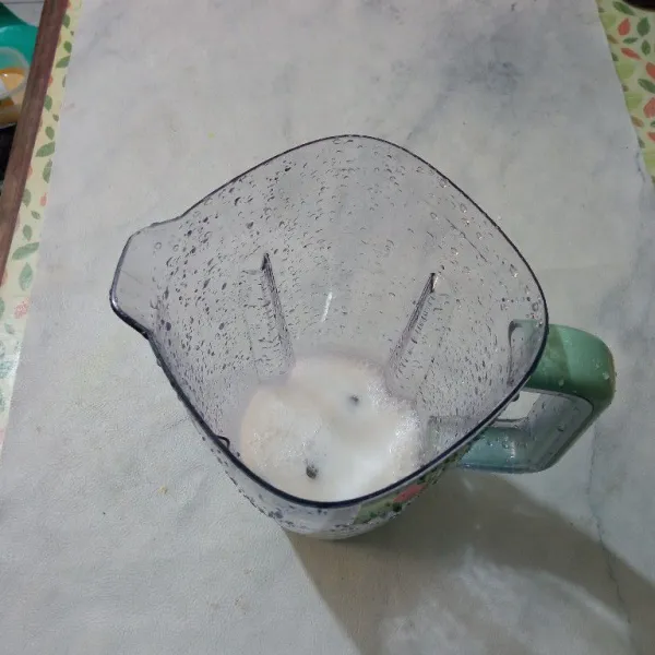 Masukkan susu almond cair ke  dalam blender.