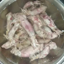 Rendam cumi dengan air panas sekitas 10 menit, lalu bilas, tiriskan.