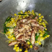 Masukkan jagung manis, cumi asin, saus tiram, kaldu bubuk, gula pasir dan air, aduk rata.