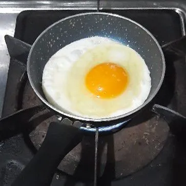 Bikin telur ceplok.