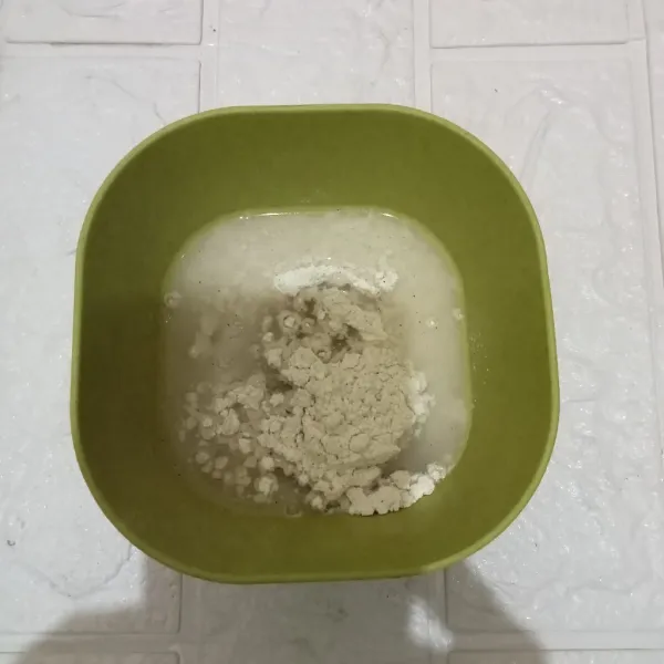Ambil 4 sdm tepung dan larutkan dengan air. Ini untuk adonan basahnya.