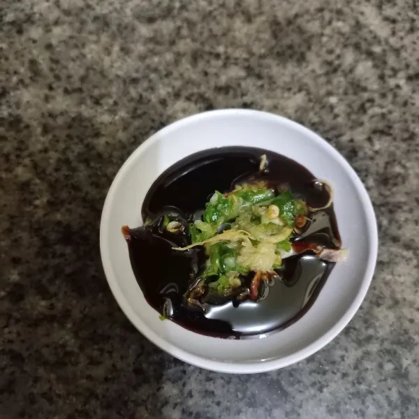 Tuang bumbu yang telah dihaluskan pada mangkuk, beri sedikit garam dan kecap manis secukupnya.