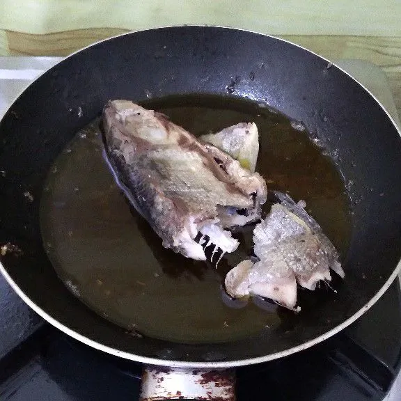 Cuci ikan bandeng presto lalu goreng hingga matang.