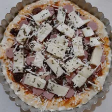 Tambahkan potongan sosis, rendang daging cincang, mozarella, persley, dan keju parut.