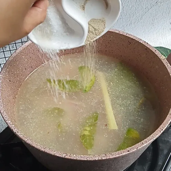 Bumbui dengan bumbu perasa. Masak hingga ayam matang.