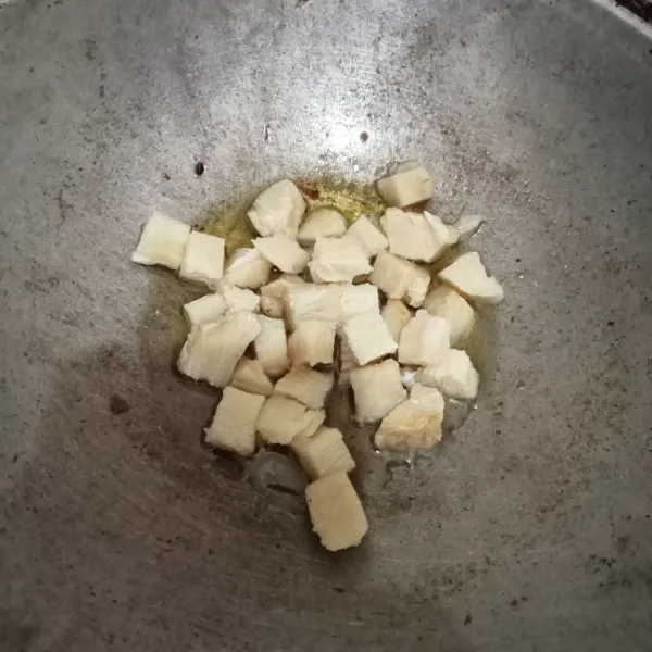Goreng ikan jambal hingga kecoklatan lalu angkat.
