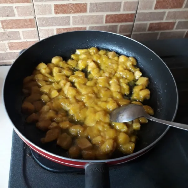 Potong dadu pisang. Panaskan margarin dan gula, masukkan pisang, masak hingga matang, dinginkan.