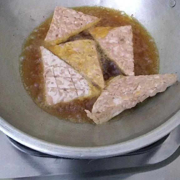 Goreng tempe hingga semua sisi matang lalu angkat dan sajikan.