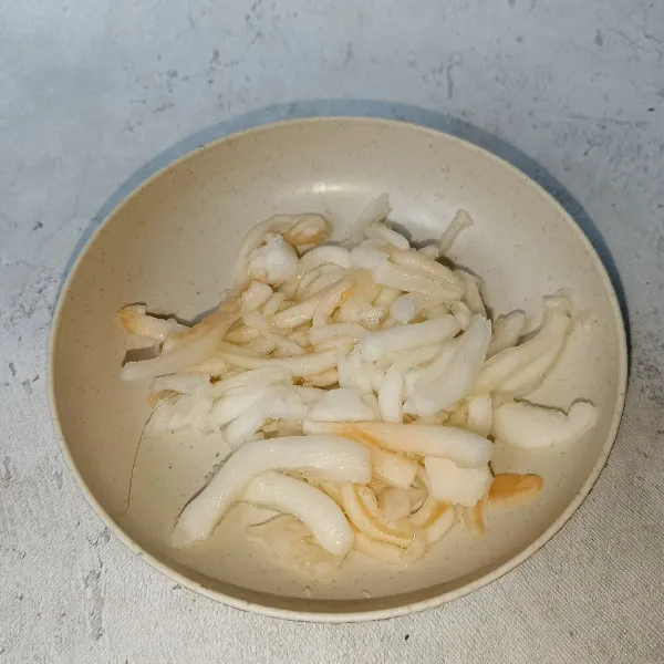 Serut timun suri dengan serutan kelapa muda.