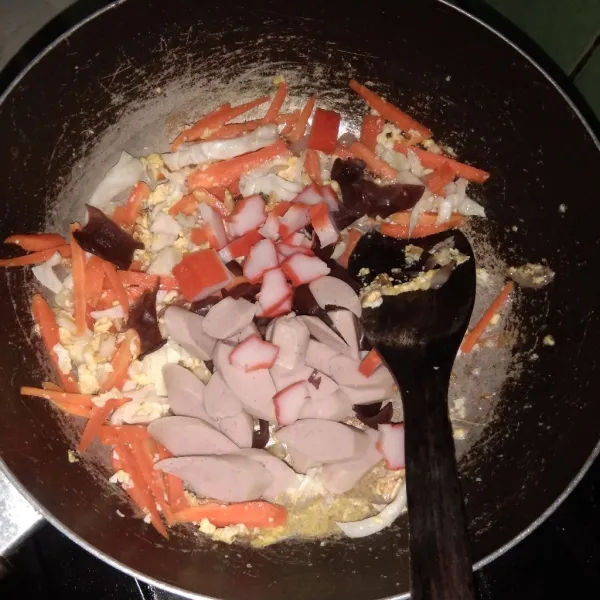 Masukan wortel, sosis, jamur. Aduk hingga agak layu. Kemudian masukan crabstik. Aduk rata