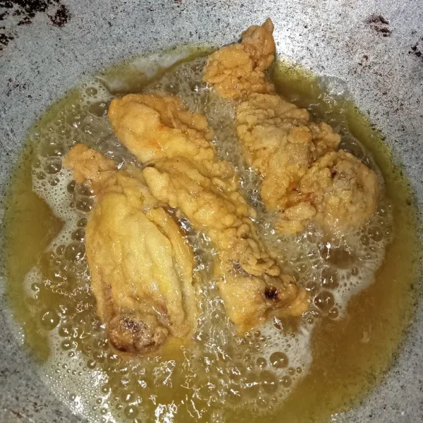 Panaskan minyak secukupnya kemudian masukkan ayam dan goreng ayam hingga renyah dan kuning keemasan, angkat tiriskan dan sajikan.