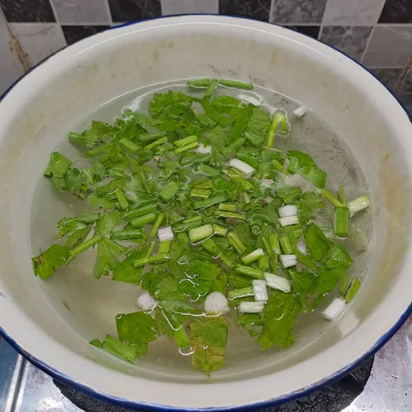 Rebus air, daun bawang, daun seledri dan bawang putih goreng yang dicincang sampai mendidih.