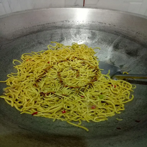Beri kecap manis,  aduk rata.  Koreksi rasa