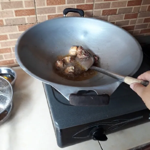 Potong-potong ayam dan goreng hingga matang, tiriskan.