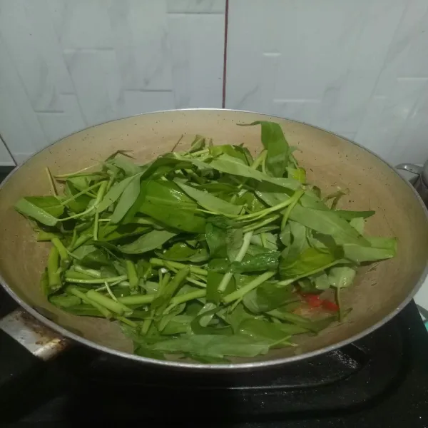 Masukan kangkung aduk rata,  masak hingga kangkung layu.