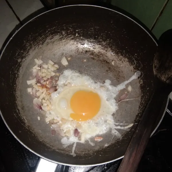 Siapkan wajan panas, tuang minyak goreng. Masukan bawang merah, bawang putih. Aduk hingga harum. Masukan telur. Orak-arik telur
