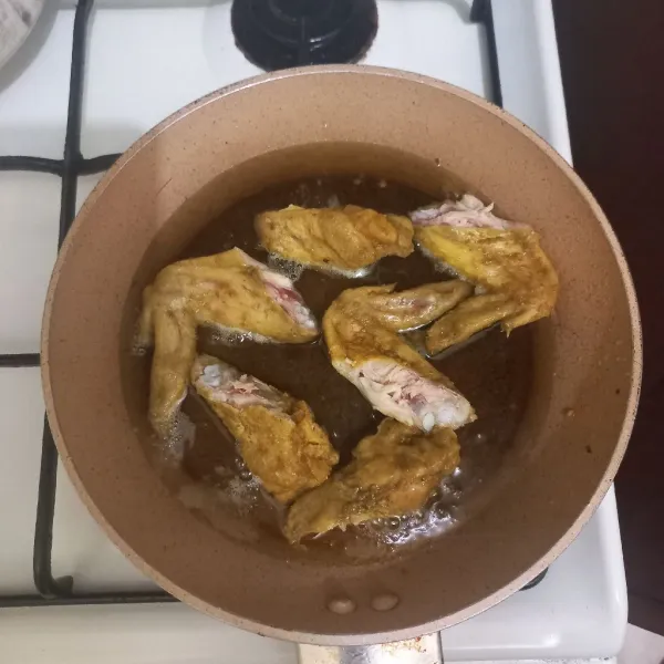 Goreng potongan ayam hingga matang, tiriskan.