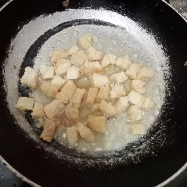 Iris-iris ikan jambal asin kemudian goreng hingga kecoklatan dan angkat.