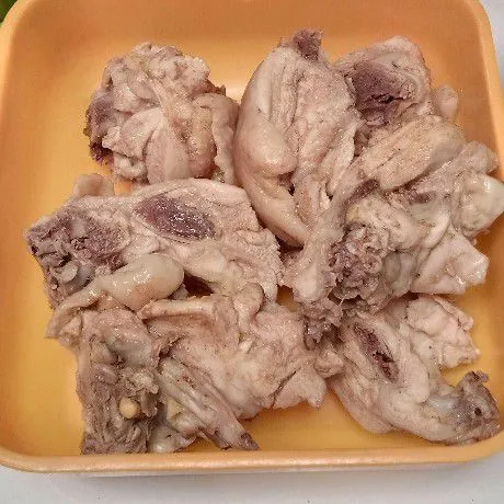 Siapkan ayam rebusnya terlebih dahulu. Bisa juga setelah direbus lalu digoreng.