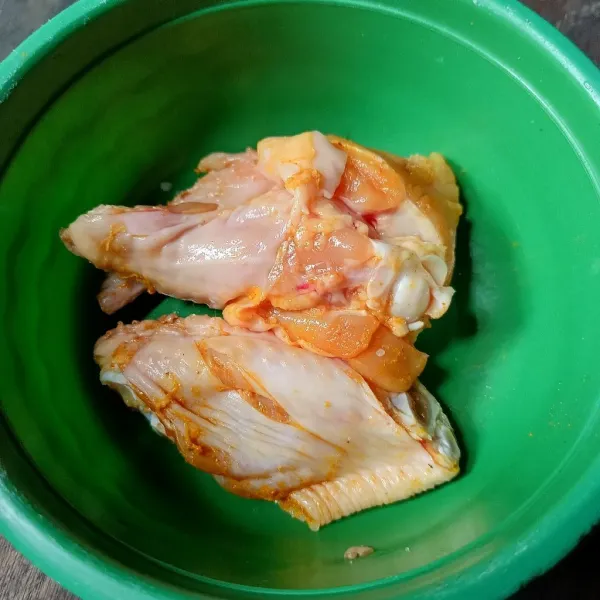 Kemudian simpan ayam di kulkas sekitar 30 menit.