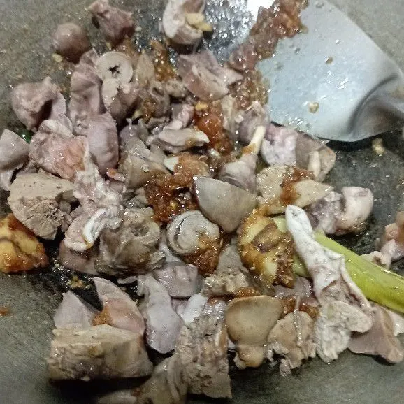 Masukkan ampela hati yang telah direbus dan dipotong-potong. Aduk merata dengan bumbu.