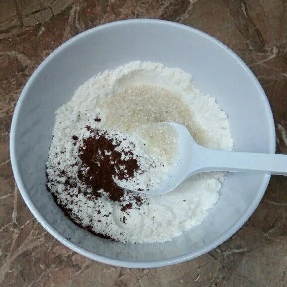 Beri bubuk kopi, gula pasir, garam, dan vanili bubuk.
