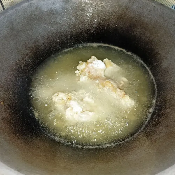 Goreng ayam dengan api sedang sampai matang dan sedikit kecokelatan, angkat dan sajikan.