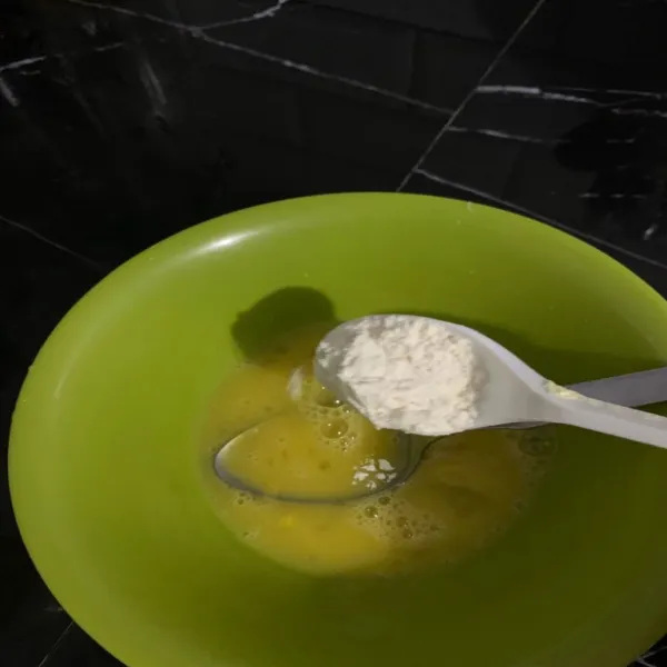 Tambah kan 1 sendok tepung terigu
