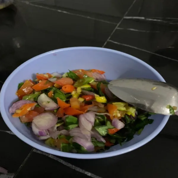 Campur pada wadah menjadi satu lalu aduk merata sambil di kasih sisa perasan jeruk limau nya ya