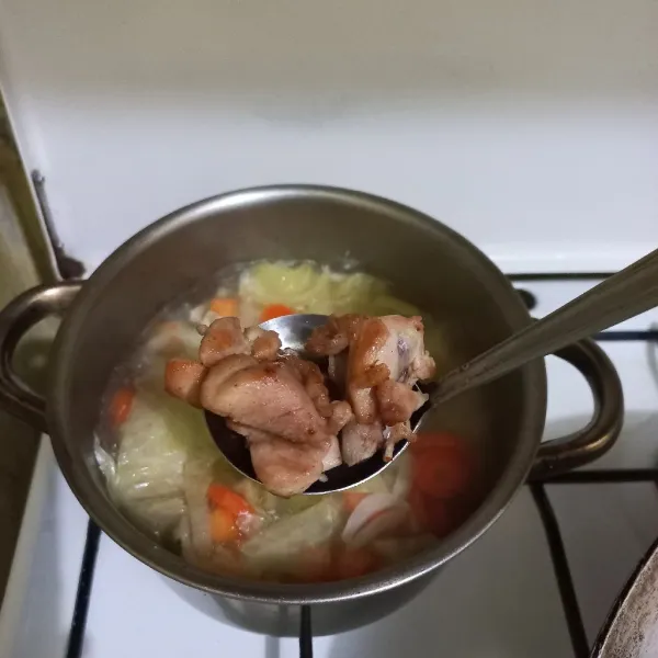 Masukkan ayam goreng, masak sop hingga matang.