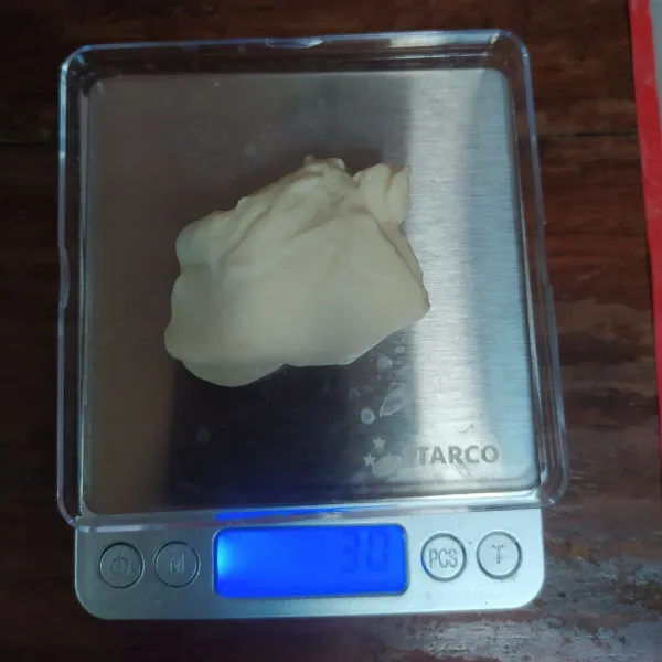 Kempiskan adonan lalu timbang masing-masing 30 gr.