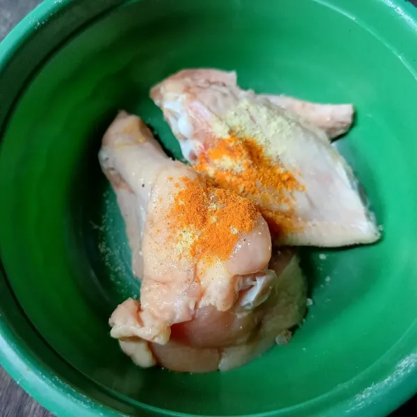 Bumbui ayam dengan bawang putih, kunyit bubuk dan kaldu ayam bubuk.
