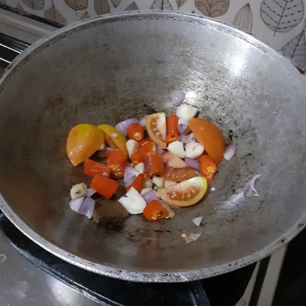 Goreng dengan sedikit minyak hingga setengah matang.
