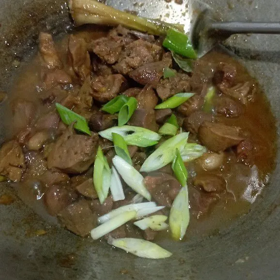 Setelah kuah susut, masukkan daun bawang. Koreksi rasa. Jika perlu tambahkan gula dan garam sampai rasa yang diinginkan.