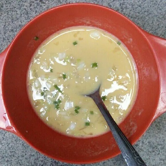 Masukkan daun bawang. Aduk rata.