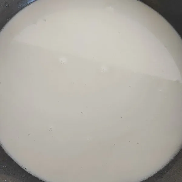 Masukkan santan ke wajan, tambah air 500ml