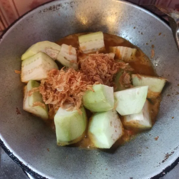Setelah bumbu matang masukkan air, daun bawang, udang rebon dan terong masak sampai terong agak empuk.