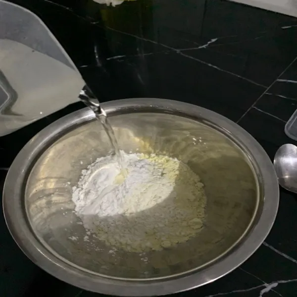 Siapkan tepung terigu, tepung bumbu dan tepung beras pada wadah beri air secupnya