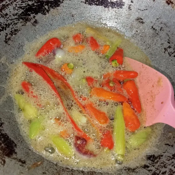 Goreng bahan sambal hingga matang (jangan sampai gosong supaya tidak pahit).