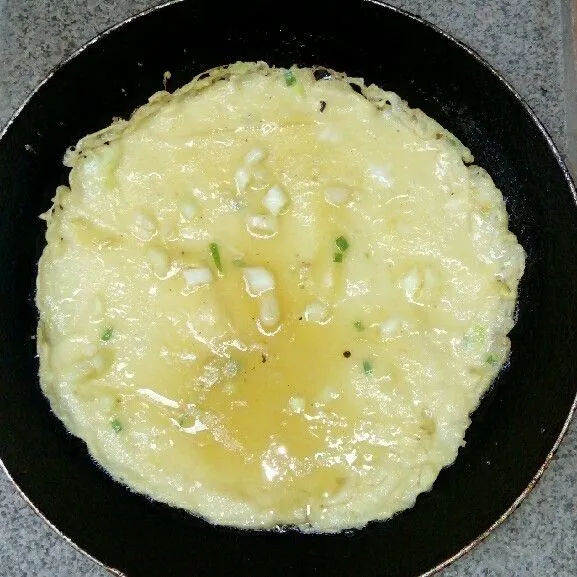 Goreng telur ke dalam sedikit minyak.