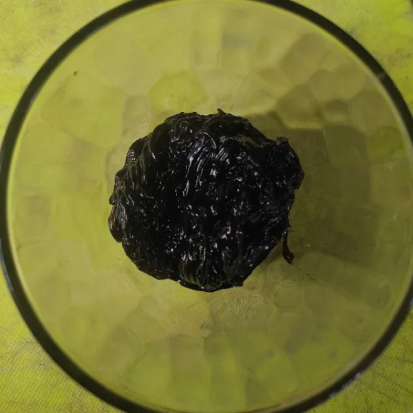 Masukkan cincau lalu es batu kedalam gelas
